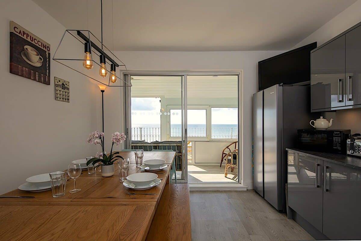 Ganze Wohnung, Stunning Beachfront Apt w/ Balcony & Sea Views in Bognor Regis, West Sussex