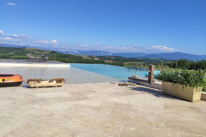 Gîte pour 6 personnes, avec terrasse ainsi que piscine et jardin à Montmiral