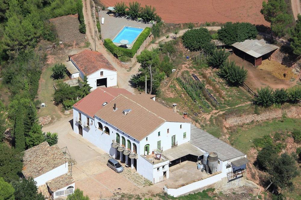 Acogedora casa rural en Catalunya con piscina in Guardiola, Pla de Bages DO