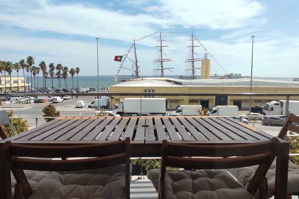Entire apartment, 180º view in Setúbal marina over the River Sado, Troia, the mountains and the sea. in Setúbal, Arrábida Natural Park