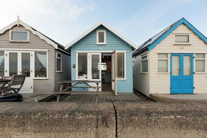 Beachfront Beach Hut with Stunning coastal views in Bournemouth, Südwestengland