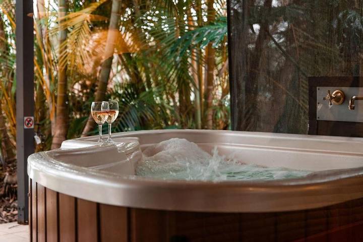Alojamiento y desayuno para 4 personas, con jardín y jacuzzi - 1