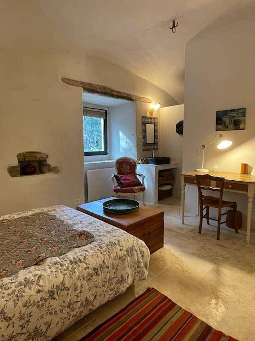 Gîte pour 2 personnes, avec vue ainsi que jardin et piscine à Monoblet - 4