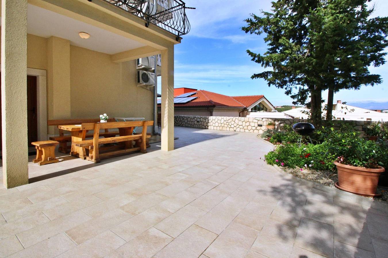Ganze Ferienwohnung, Apartment Ivanka-200m vom Meer, mit Terrasse in Soline, Krk
