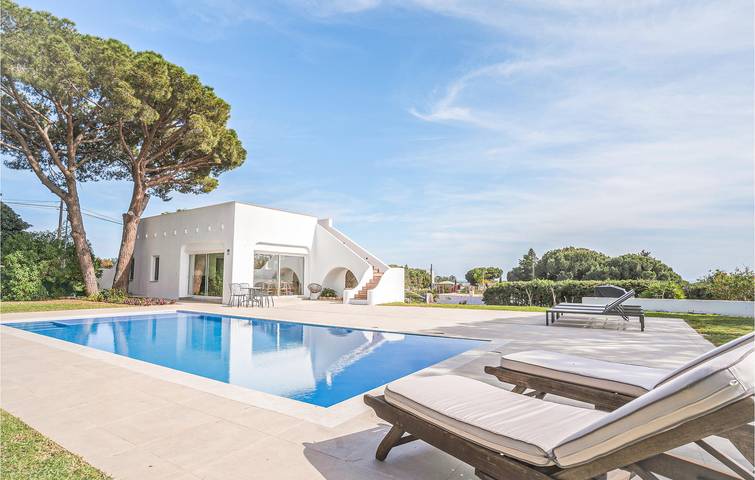 Beachside Apartment with AC, Pool & Parking in Las Chapas, Marbella