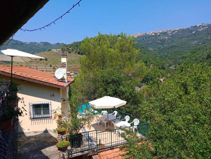 Agriturismo per 7 persone, con panorama e giardino nonché piscina in Provincia di Imperia