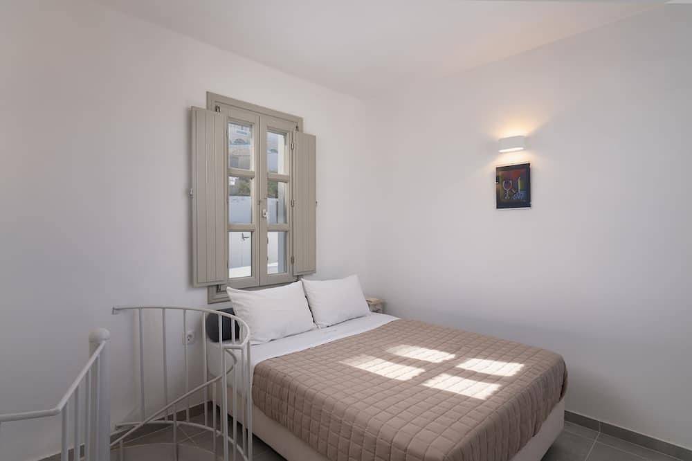 Entire apartment, Villa Flora-8 min walk from Fira in Firostefani, Thera