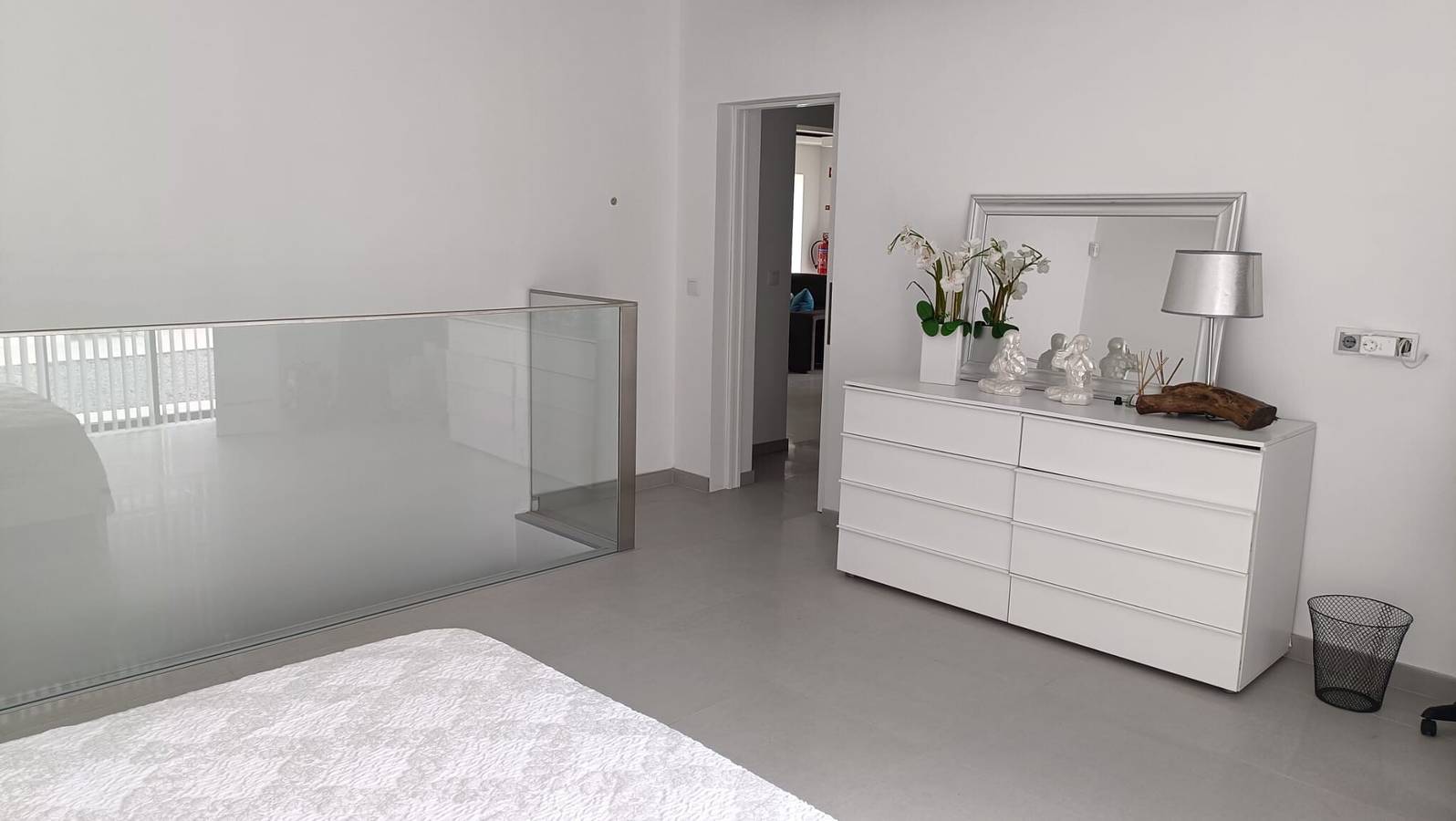 Appartamento intero, Casa vacanze 'Bella Casa' con vista sulle montagne, piscina e aria condizionata in Terra-Chã, Terceira (Azzorre)