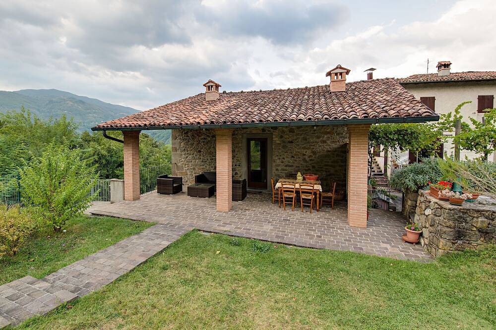 Alleinstehendes Ferienhaus mit privatem Pool,  W-Lan, Tv, Innenhof, Panoramablick, Parkplatz in Castelnuovo di Garfagnana, Garfagnana