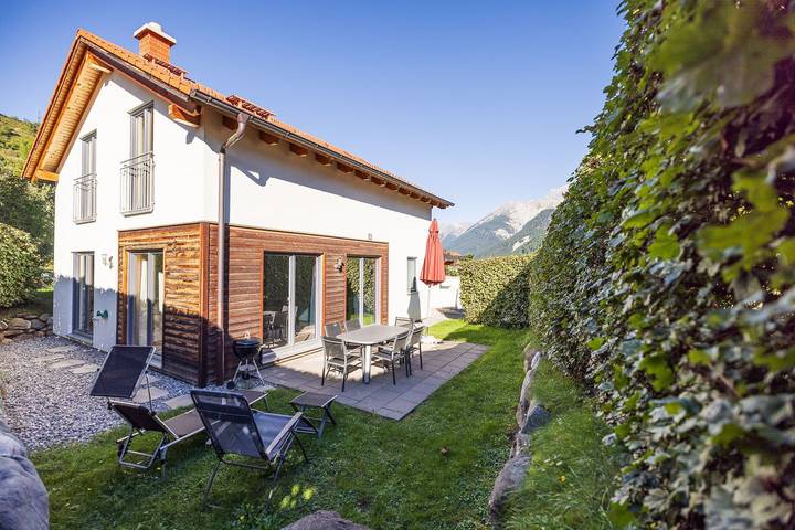 Vakantiehuis voor 6 personen, with Balkon and Terras as well as Tuin in Scuol