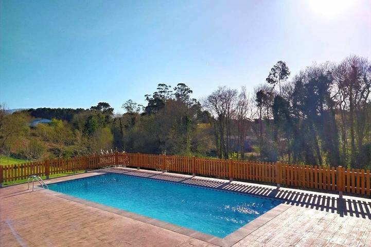 Casa rural para 6 personas, con jardín además de piscina y balcón en Tapia de Casariego