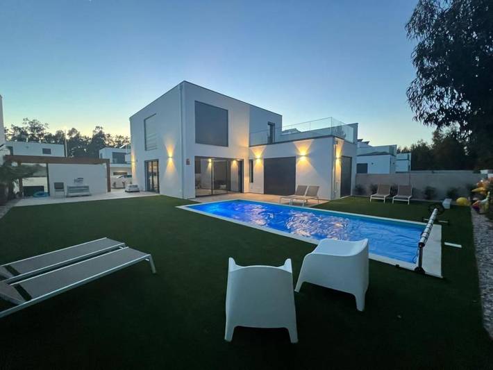 Holiday rental for 8 people, with pool and garden in São Martinho do Porto
