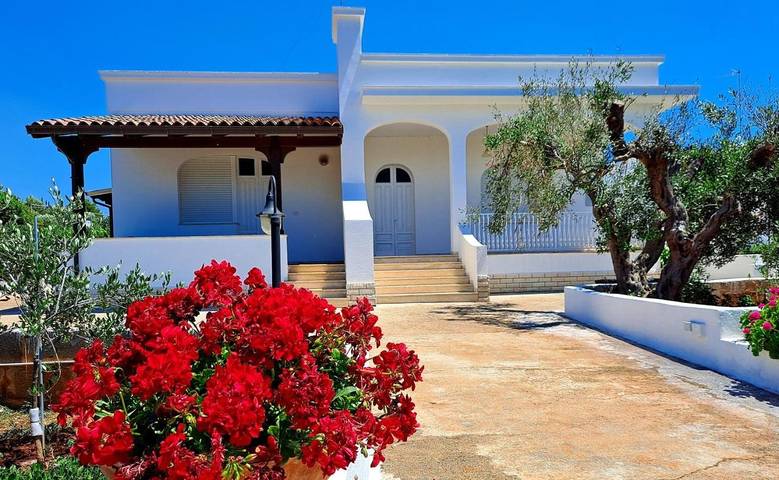 Location de vacances pour 5 personnes, avec vue ainsi que piscine et jardin, animaux acceptés à Lido Marini - 2