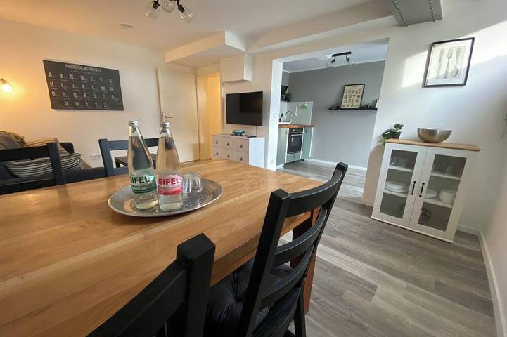 Ferienwohnung für 5 Personen, mit Whirlpool und Terrasse sowie Garten in Düren