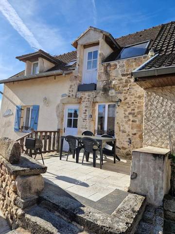 Gîte pour 7 personnes, avec vue et terrasse à Martigny-le-Comte