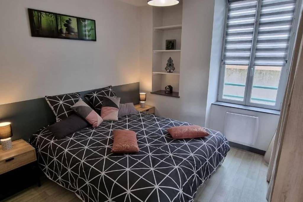 Appartement entier, One-Bedroom Apartment in Saint-Junien, Région de Rochechouart