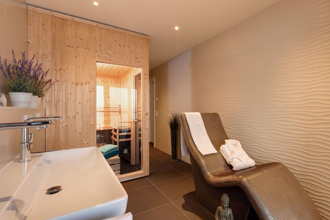 Ganze Wohnung, The Wave: Luxusferienwohnung direkt am Wasser mit Wärmeliege, Sauna und Kamin in Olpenitz, Kappeln