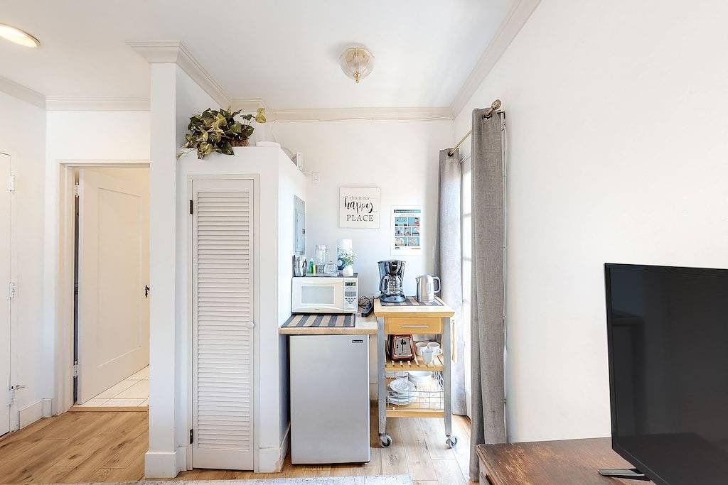 Lovely corner unit studio with patio & grill - 1 block to famed East Beach in Santa Barbara, Santa Barbara County