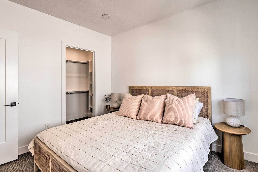 Modern-Chic Provo Townhome 1 Mi to Byu Campus in Provo, Utah Lake