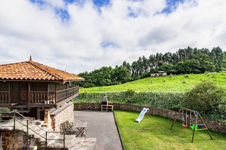 Hel lejlighed, Apartment 'La Tenada' with Private Terrace, Private Garden and Wi-Fi in Carreño, Costa Verde (Spanien)