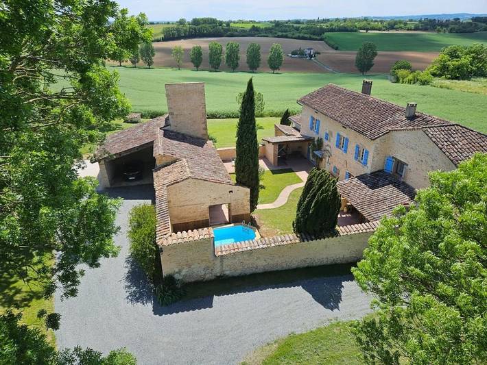 Location de vacances pour 11 personnes, avec Terrasse et Jardin ainsi que Piscine et Vue dans Poulan-Pouzols