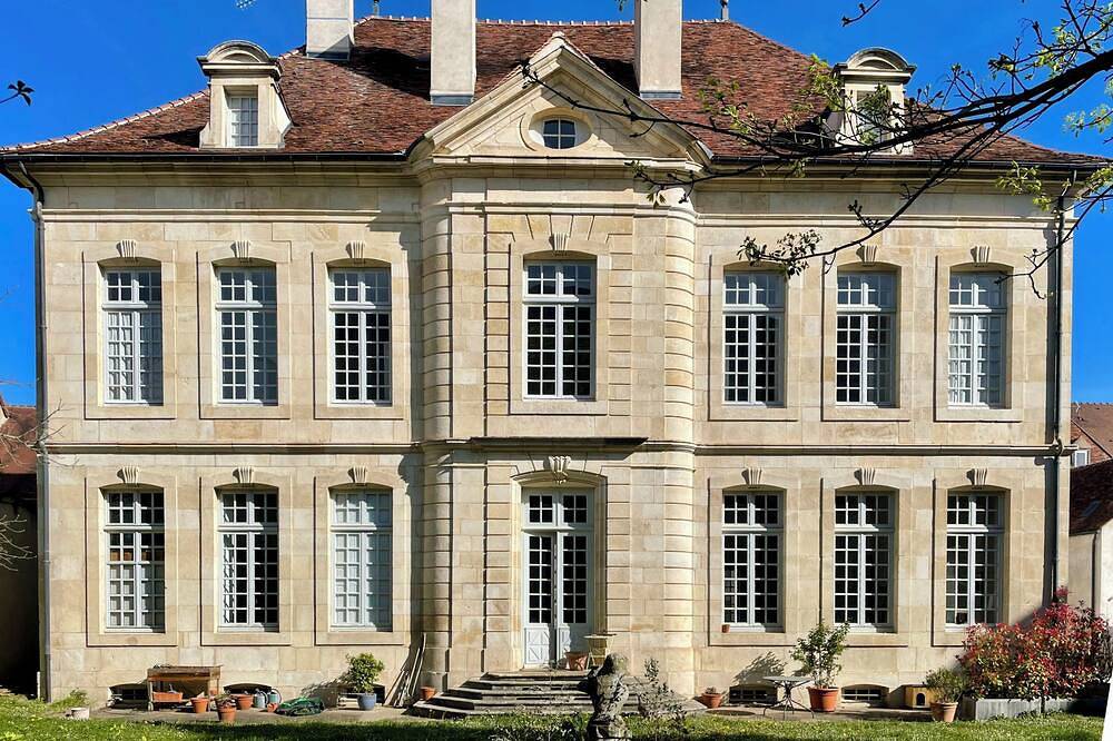 Entire apartment, Elegant Apartment in a 17th-Century Mansion with Ac – Heart of Semur-en-Auxois in Semur-en-Auxois, Montbard region