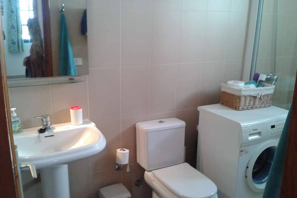 Entire apartment, Sleeps 2/4, Sea View. Wifi. Beach 400 meters. Peaceful gated complex with Pool in Puerto del Carmen, Tías