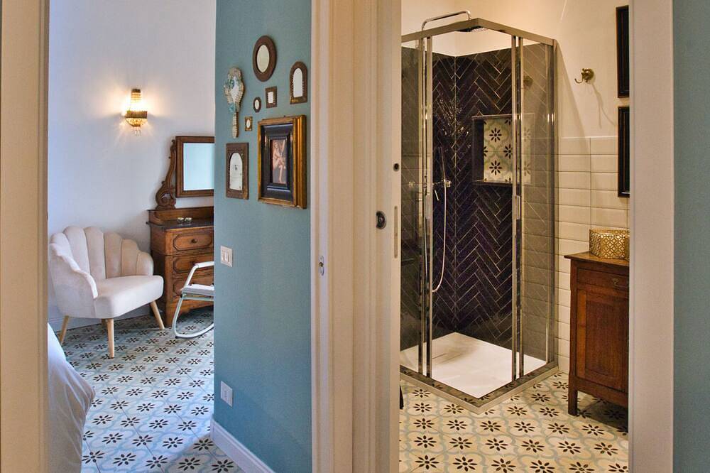 Ganze Wohnung, Charming one-bedroom apartment in the delightful Nemi with a view of the lake in Nemi, Parco Regionale dei Castelli Romani