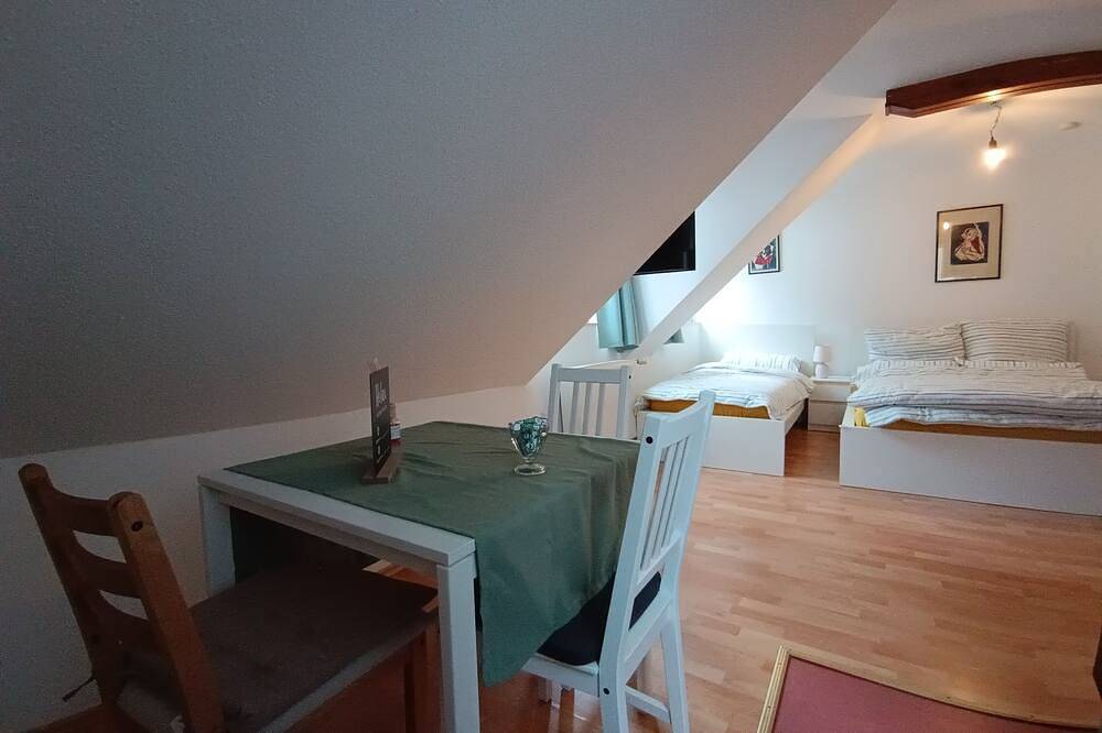 Entire apartment, Cosy old Studio at Schlosspark in Wiesbaden, Rheingau