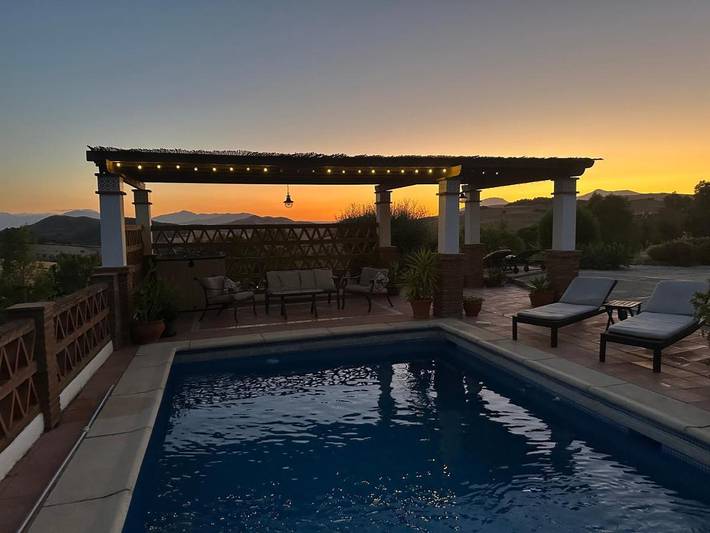 Casa rural para 4 personas, con vistas además de jardín y piscina, Se admiten mascotas en Almogía