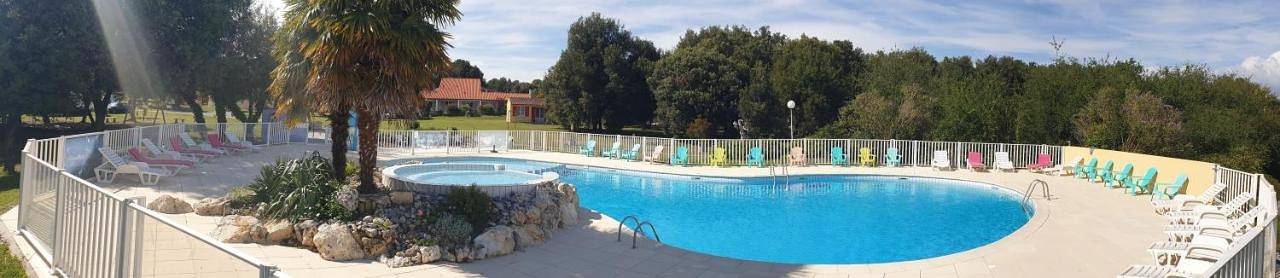 Hôtel pour 2 personnes, avec bassin pour enfant et piscine ainsi que jardin et vue, animaux acceptés
