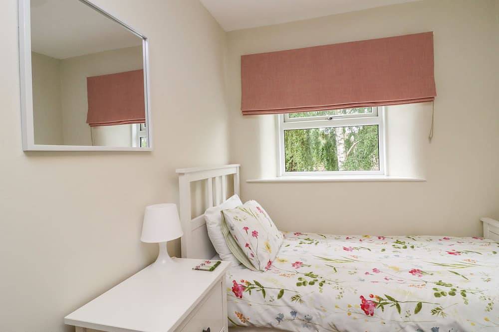 1 The Old Chapel, pet friendly, with a garden in Pool-In-Wharfedale in Leeds, West Yorkshire
