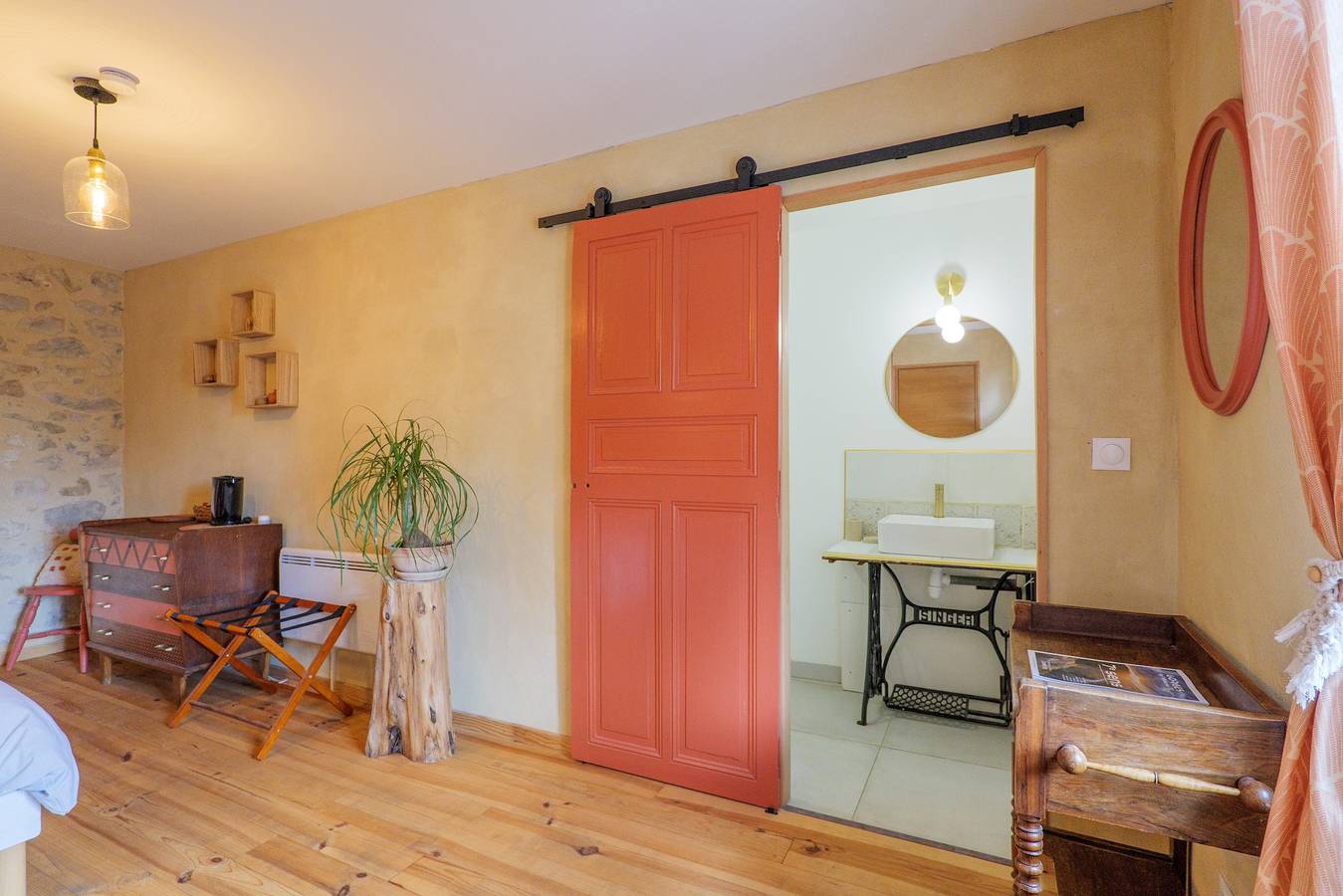 Chambre d’hôtes « La Terre d’à Côté » avec terrasse partagée et Wi-Fi in Saint-Remèze, Privas