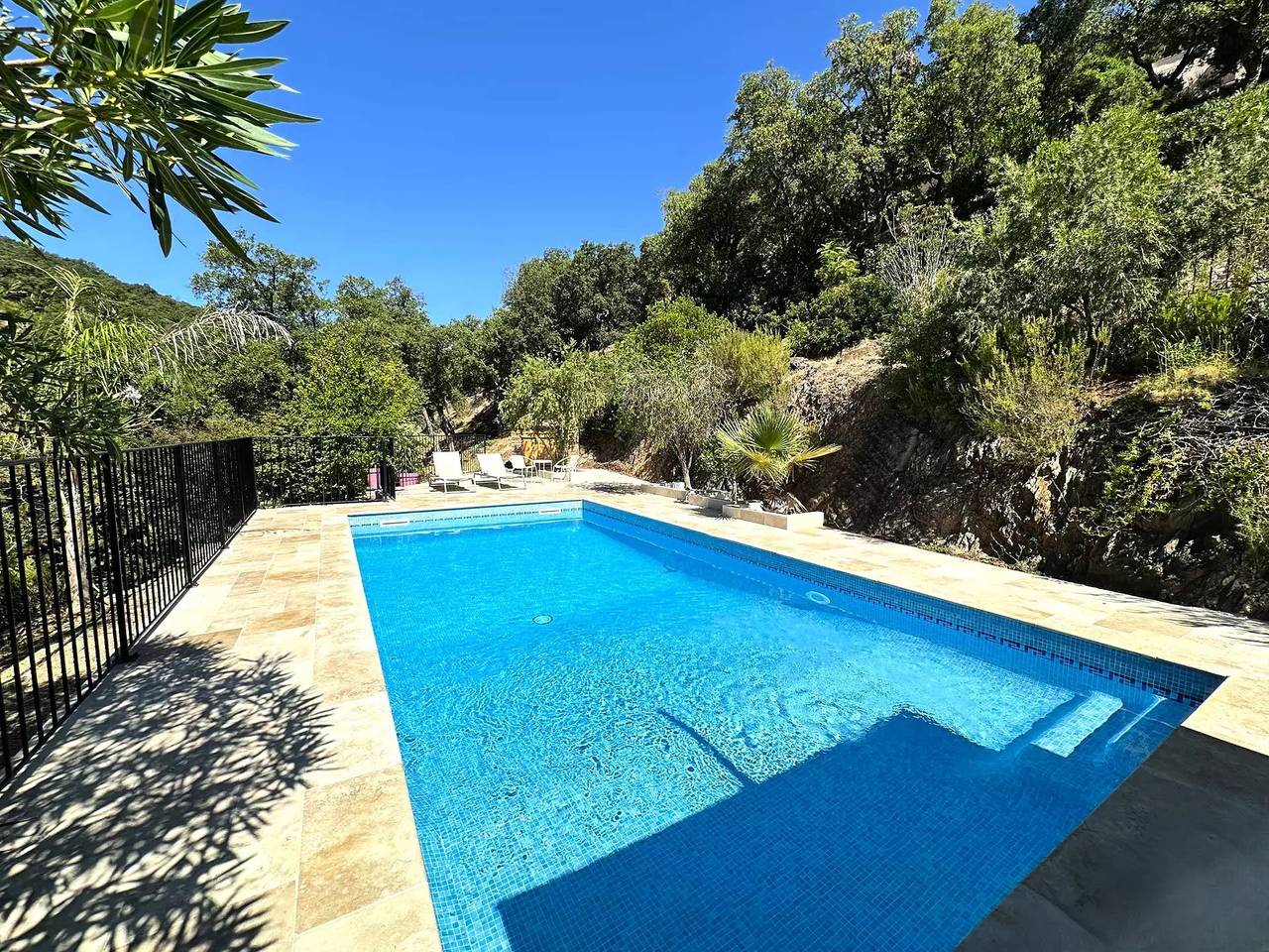 Villa climatisée pour 10 personnes avec piscine privée, vue sur les collines et la mer, sur le domaine de Valcros in La Londe-les-Maures, Côte méditerranéenne (France)