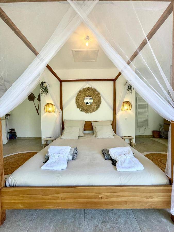 Location de vacances pour 6 personnes, avec piscine ainsi que jardin et jacuzzi à Chauzon - 2