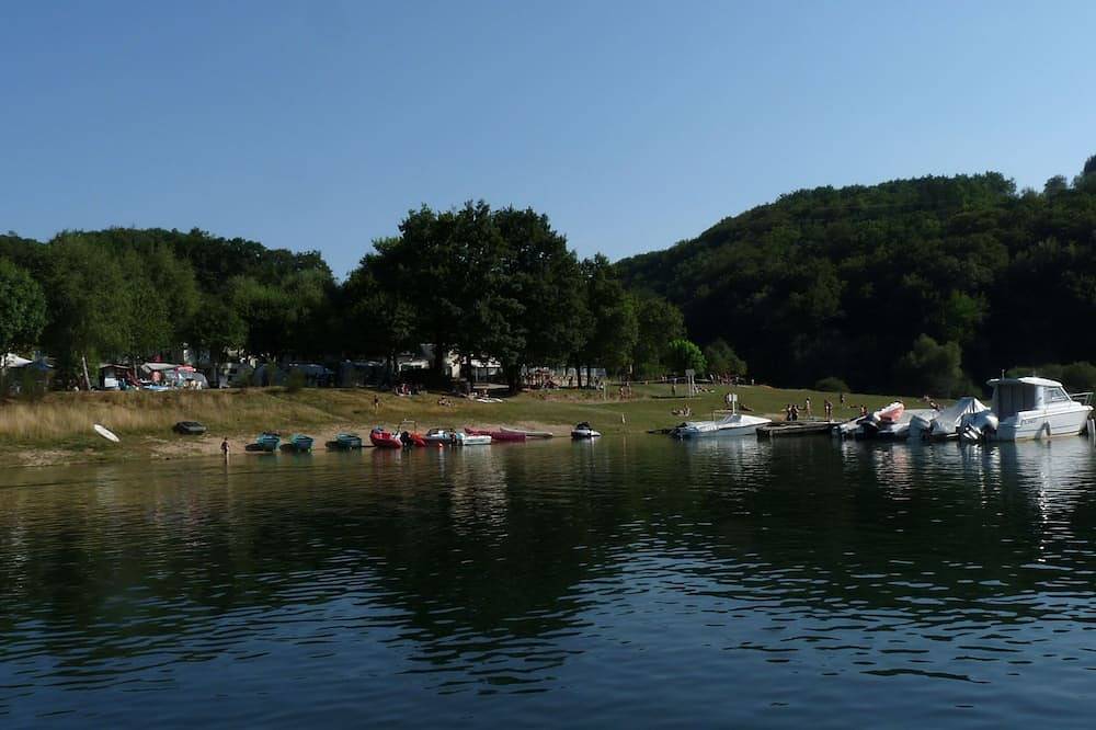 Mobilhome au bord d'un lac pour la pêche, le calme, la nature in Montpeyroux (Midi-Pyrénées), Parc naturel régional de l'Aubrac