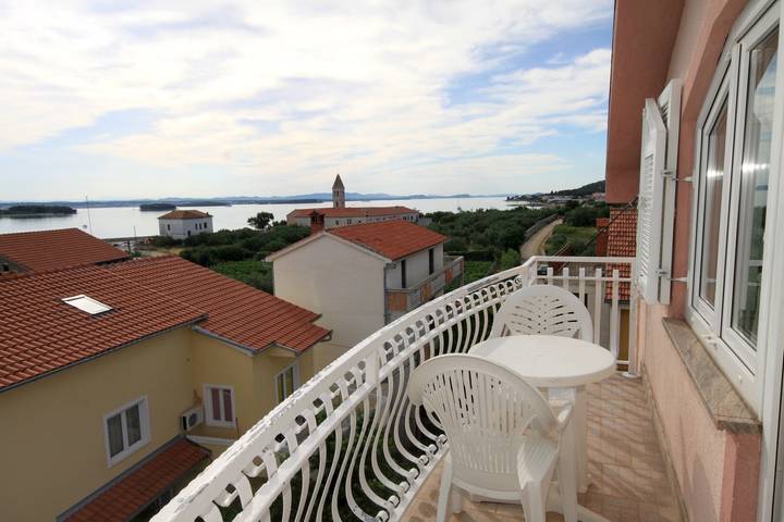 Ferienwohnung für 9 Personen, mit Balkon/Terrasse und Pool auf Pasman