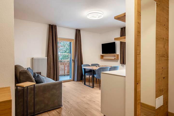 Appartamento intero, "Kamerloy Apartments - A" con vista sulle montagne, Wi-Fi, balcone e giardino in Campitello di Fassa, Dolomiti Superski