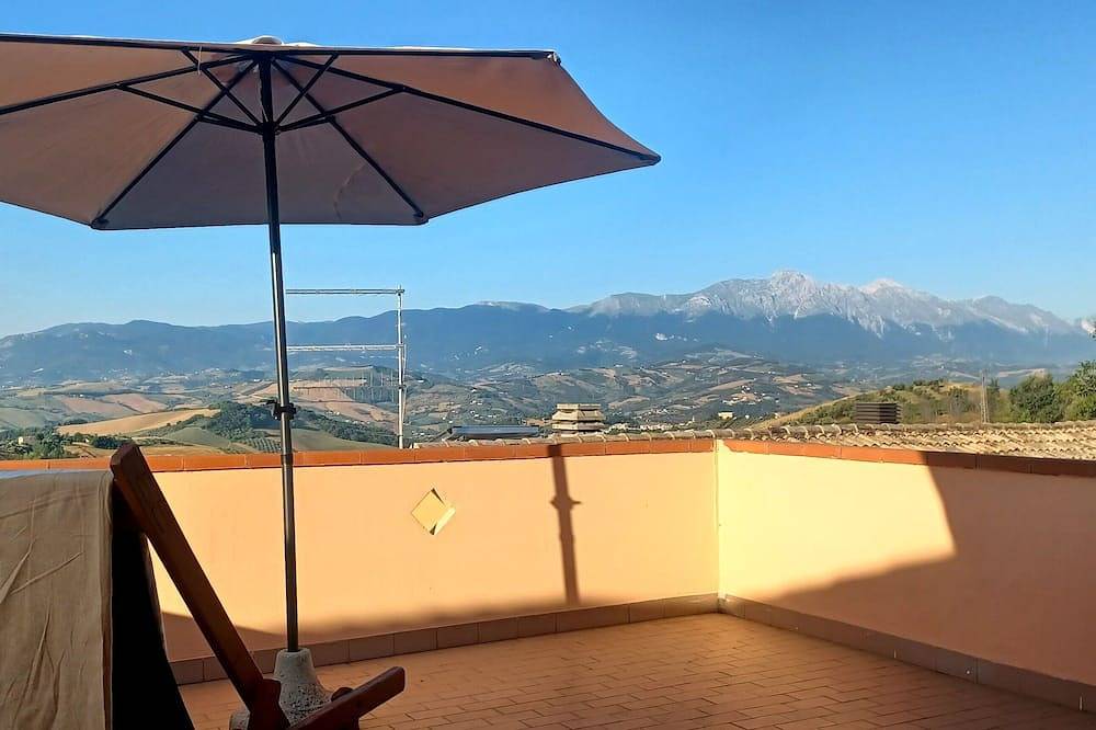 Cosy house in a small borgo surrounded by Italian olive orchards w mountain view in Castilenti, Teramo Province