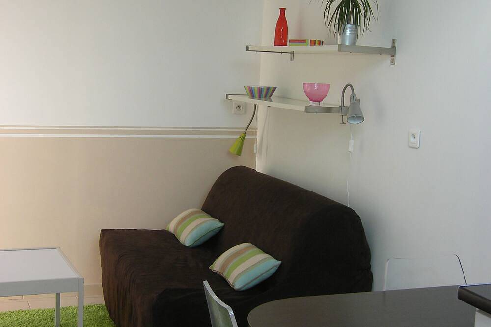 Appartement entier, Studio, à 100m de la plage,récent, dans cadre calme et verdoyant. in Sausset-les-Pins, Côte méditerranéenne (France)