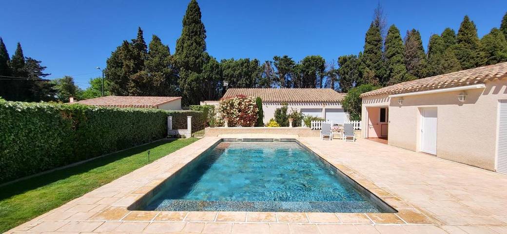 Location de vacances pour 2 personnes, avec Terrasse ainsi que Jardin et Piscine à Corneilla-la-Rivière