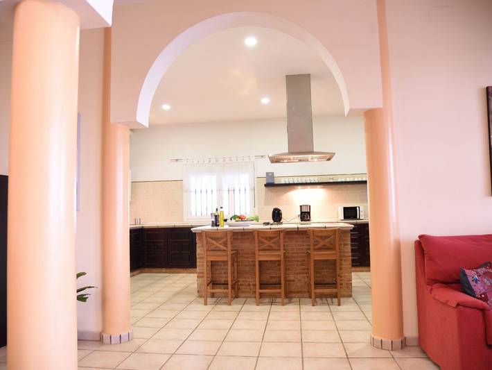 Gîte pour 12 personnes, avec jardin ainsi que terrasse et piscine à Lora del Río - 4