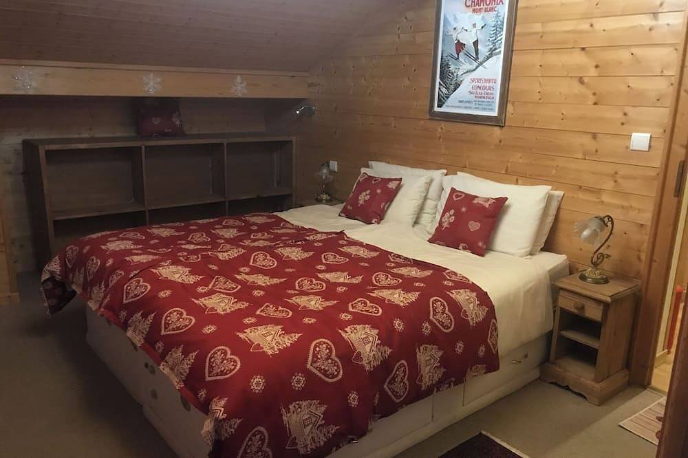 Cosy, mountain-decorated 4-person room with table d'hôtes option in Station de Morillon, Grand Massif