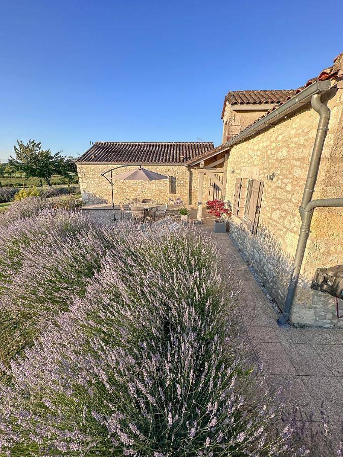 Location de vacances pour 4 personnes, avec vue ainsi que jardin et piscine à Saint-Julien-d'Eymet