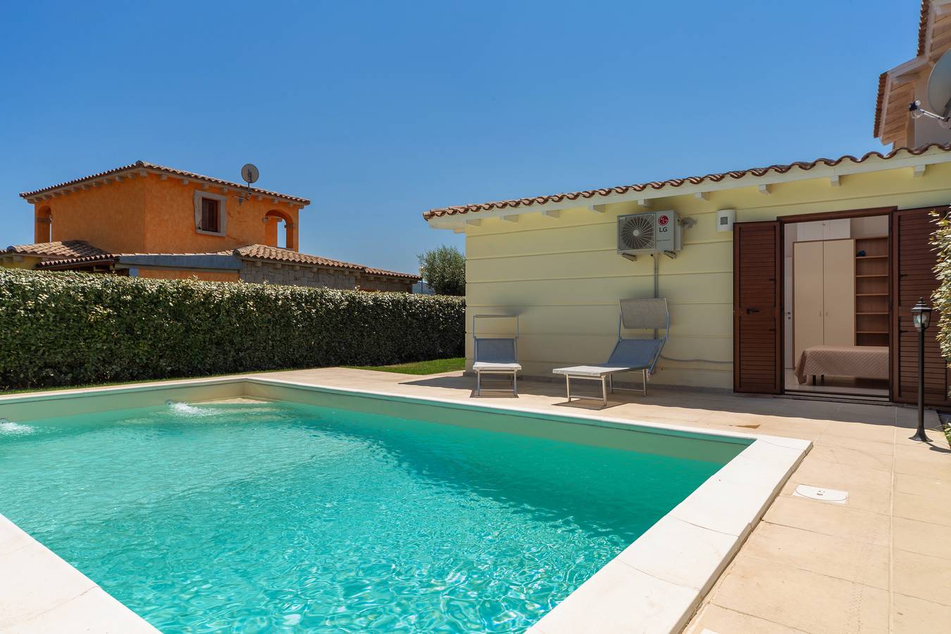 Central Holiday Home with Wi-Fi, Air Conditioning & Pool; Parking Available, Pets Allowed  in San Teodoro, Olbia-Tempio