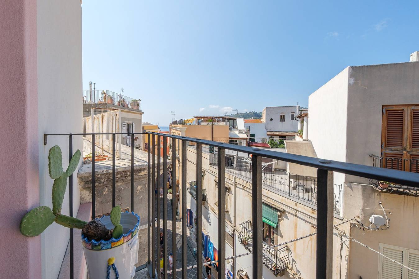 Camera 'Blu' con terrazza in comune, Wi-Fi e aria condizionata in Lipari (città), Lipari