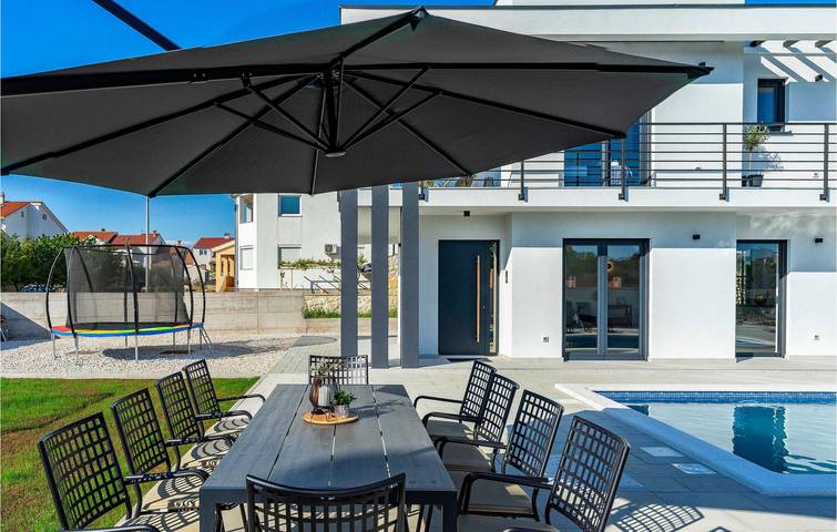 Geräumige 2-Zimmer-Wohnung mit Pool, 2,5 km vom Strand entfernt in Zadar Stadt, Zadar (Kommun)