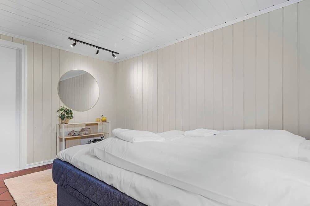 Ganze Wohnung, Spacious Bergen Apartment with Terrace & Parking in Bergenhus, Bergen