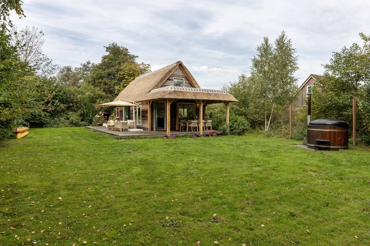 Freistehendes 6P Ferienhaus für mit Hottub und Elektroboot, direkt am Wasser in Giethoorn in Giethoorn, Nationalpark Weerribben-Wieden