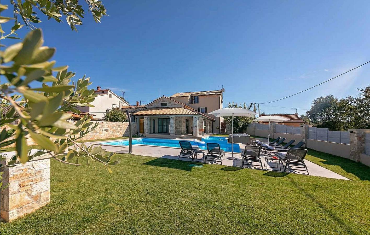 Gemütliche 2-Zimmer-Wohnung mit Pool und Terrasse, 1,5 km vom Stadtzentrum von Kadumi entfernt in Grad Poreč, Porec und Umgebung